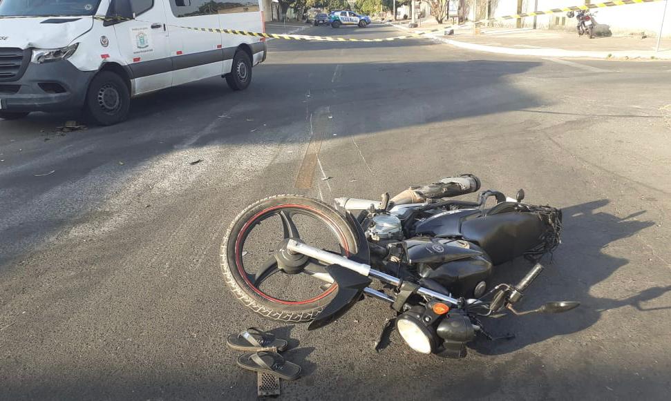 Veículo da Prefeitura de Goiânia que transportava pacientes se envolve em acidente