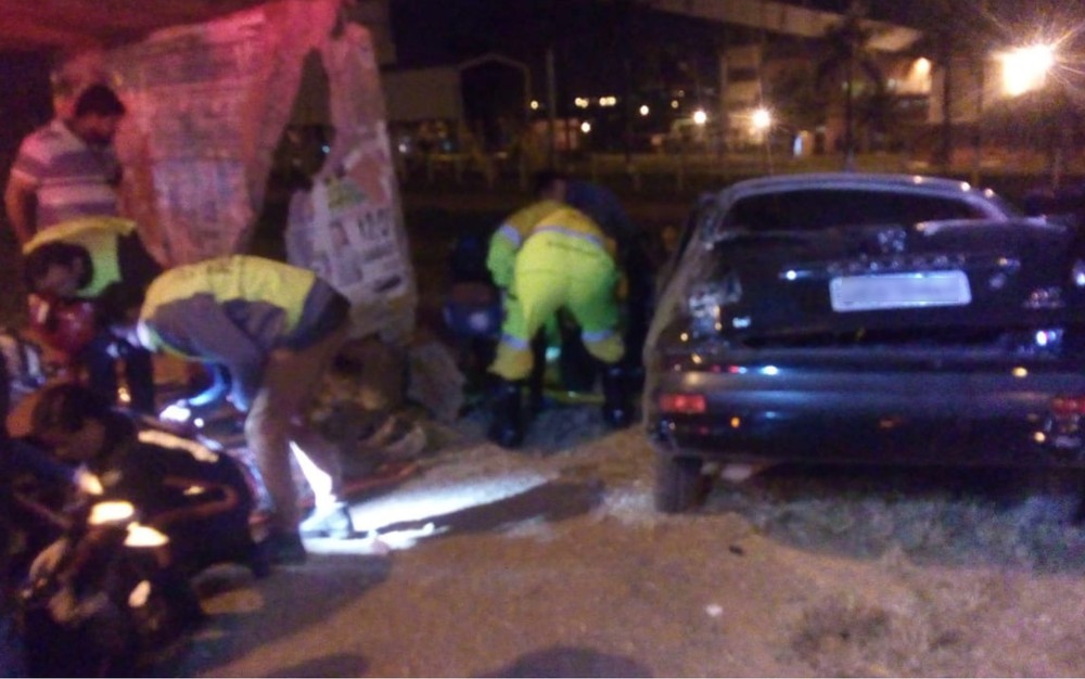Quatro pessoas ficam feridas após carro atingir ponto de ônibus em Cidade Ocidental