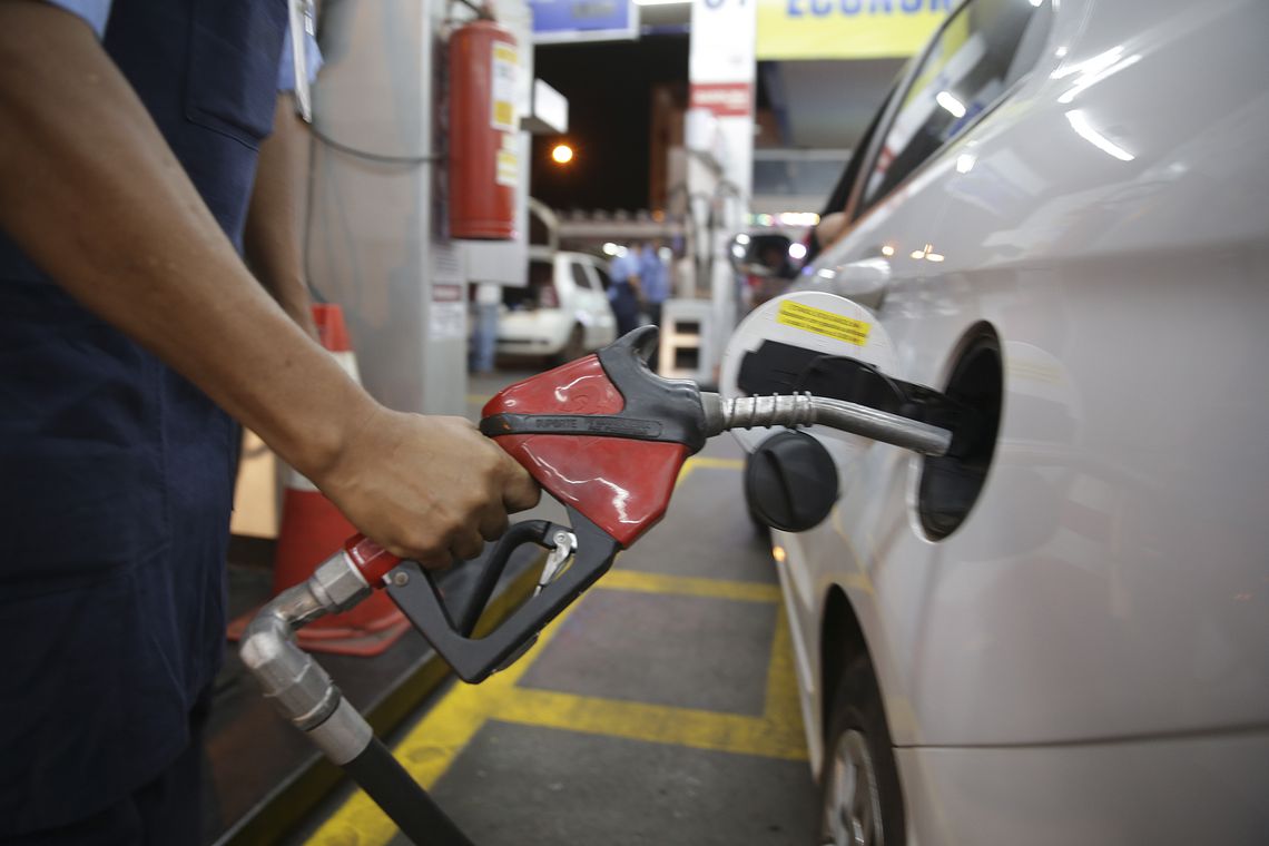 Senador apresenta PEC dos combustíveis que inclui auxílio-diesel a caminhoneiro
