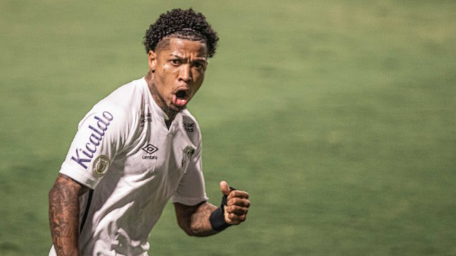 Goiás perde de virada e segue na lanterna da Série A do Brasileirão