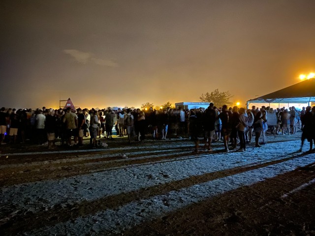 Primeira noite de carnaval é marcada por aglomeração em praias no RS
