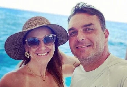 Flávio Bolsonaro e mulher receberam R$ 295,5 mil em depósitos, diz MP
