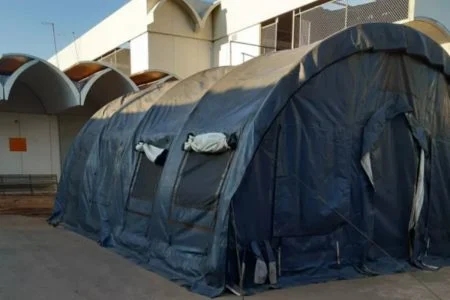Em hospital do DF tendas refrigeradas são montadas para armazenamento de corpos