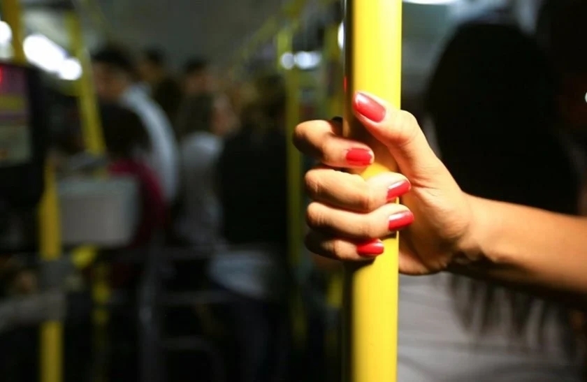 Homem é preso em flagrante por importunação sexual dentro de ônibus