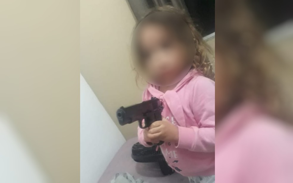 Mulher denuncia ex após o sujeito induzir a filha de 4 anos à segurar arma de fogo