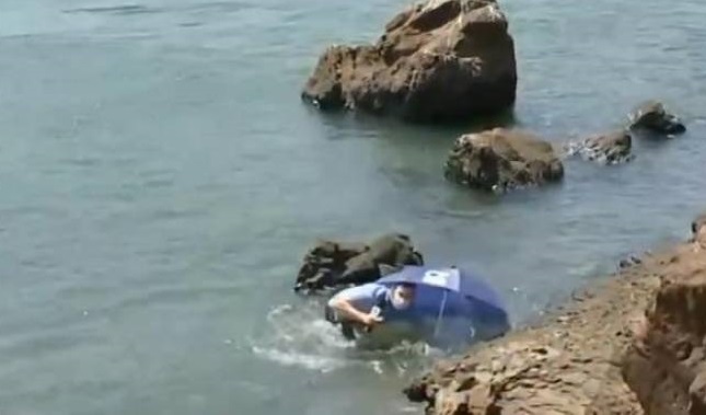 Ao vivo, repórter da Globo se desequilibra e cai em rio