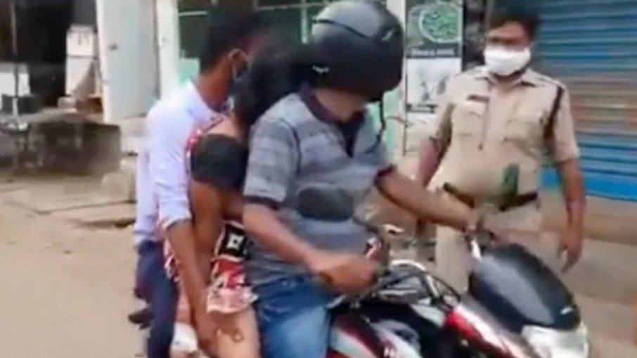 Na índia, corpo é transportado em moto por falta de carro funerário