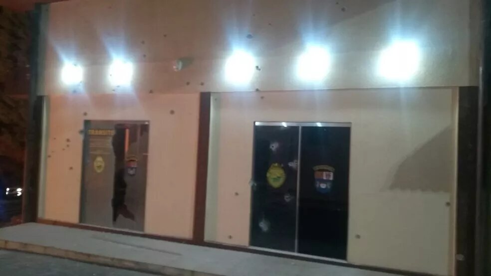 Criminosos fazem moradores reféns e deixam 2 policiais feridos durante tentativa de assalto