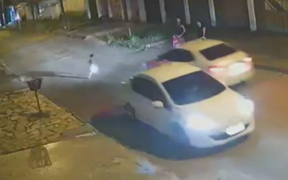 Criança atravessa rua em direção à mãe e é atropelada por carro em Anápolis