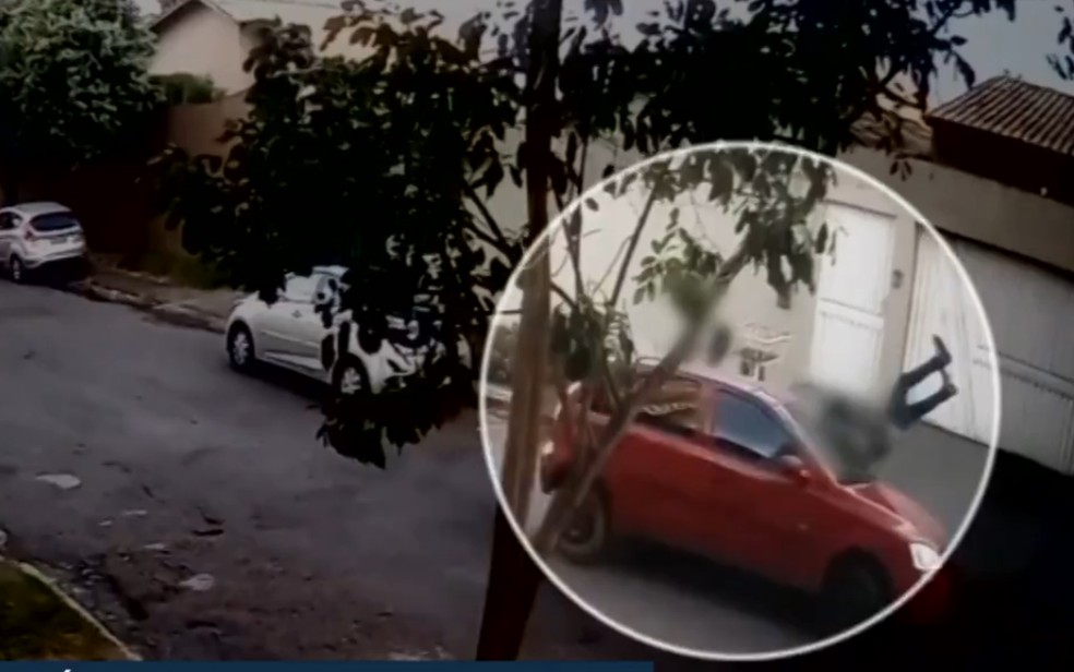 Pedestre é atropelado por carro e gira no ar em Goiânia