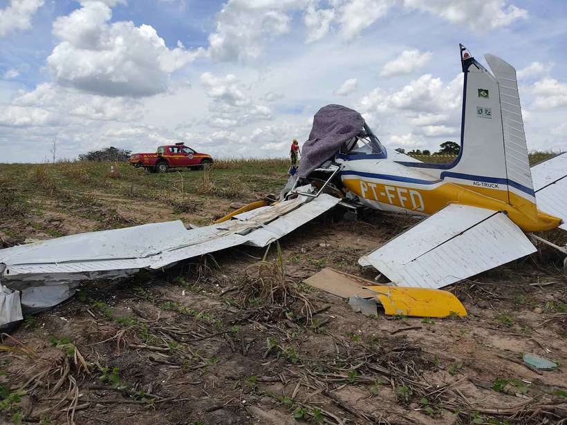 Avião cai e piloto morre em Minas Gerais