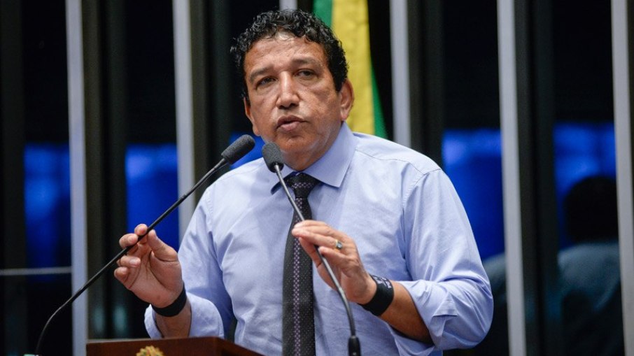 Após publicar imagem com pênis, Magno Malta diz que celular foi clonado