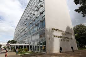 Governo federal autoriza servidores públicos a trabalhar presencialmente