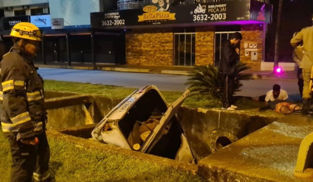 Carro desgovernado capota e para dentro de córrego em Formosa