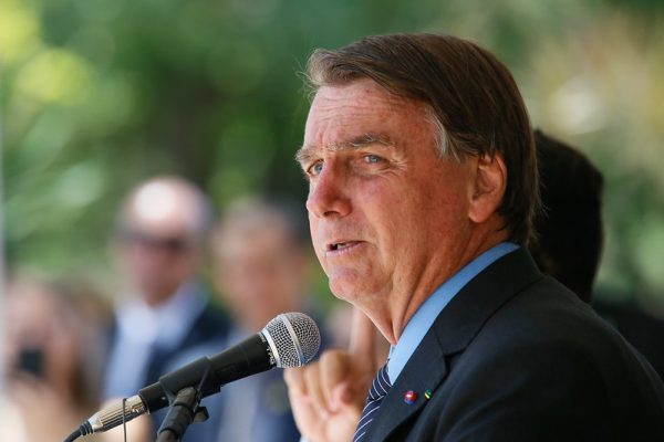 “Vamos meter o dedo na energia elétrica”, diz Bolsonaro