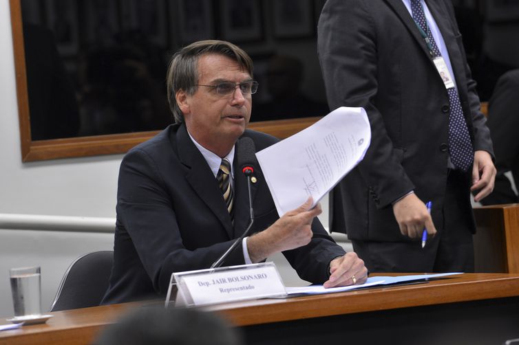 MPF pede aumento de multa para Bolsonaro por preconceito a quilombolas