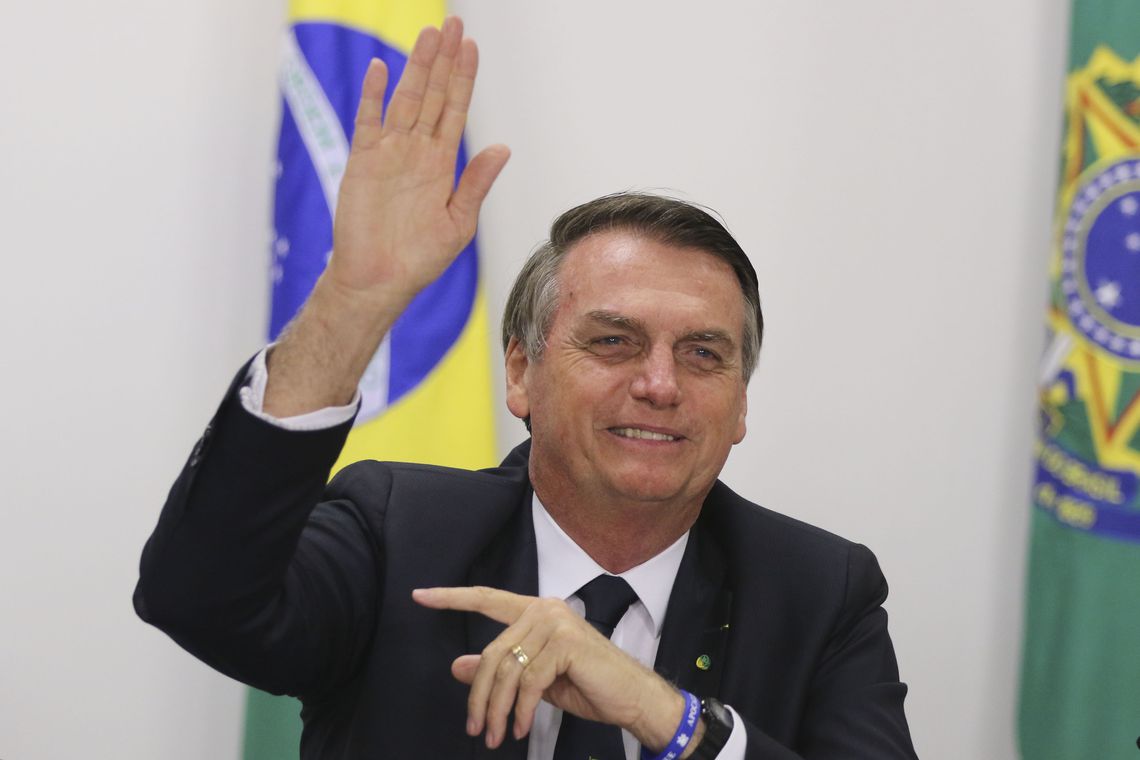 Após cirurgia, Bolsonaro deve receber alta em até seis dias, diz médico