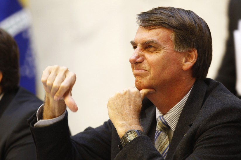 Bolsonaro sanciona lei que amplia beneficiários para o auxílio emergencial com vetos