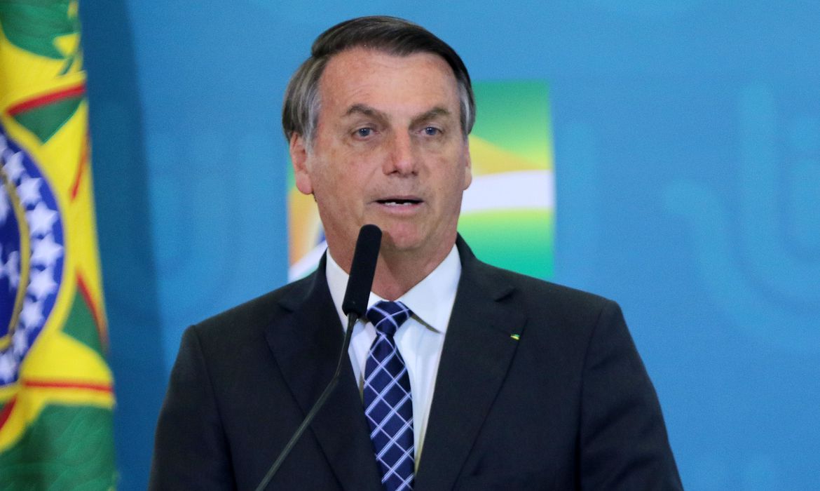 Bolsonaro diminui quantidade de dias letivos devido ao Covid-19