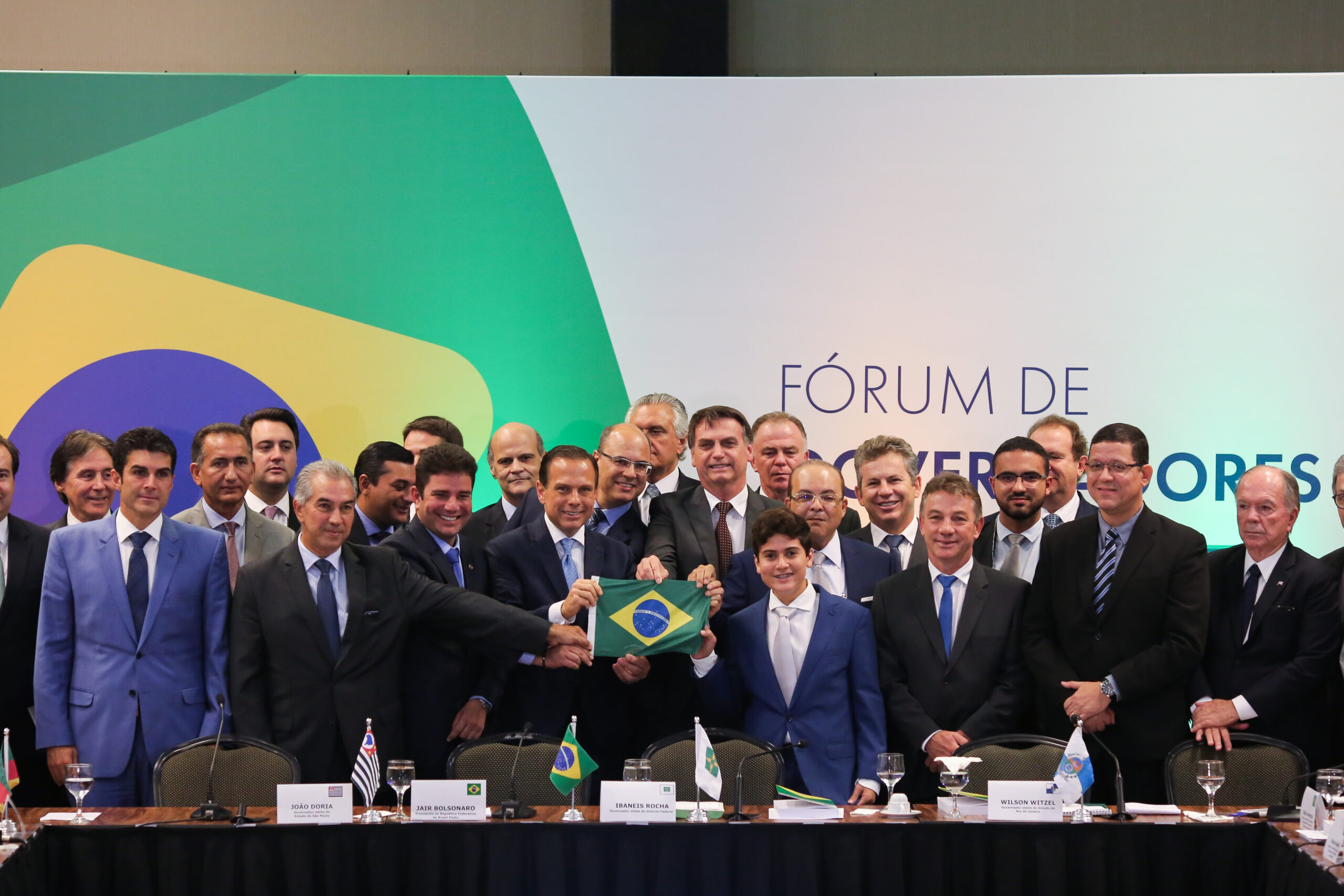 Governadores se associam para discutir vacina contra covid-19 com OMS