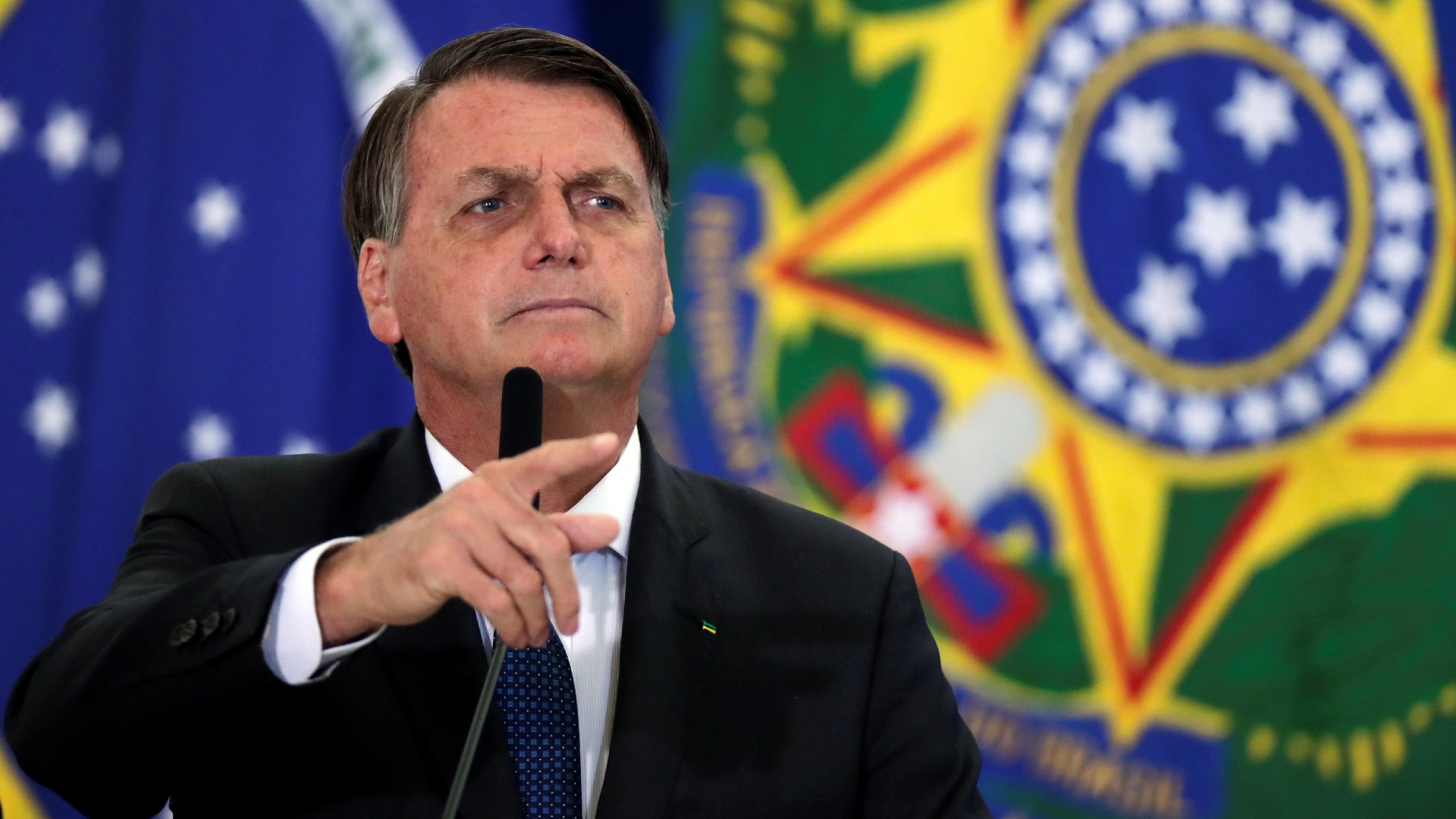 Bolsonaro veta atendimento a todas as famílias elegíveis no Auxílio Brasil