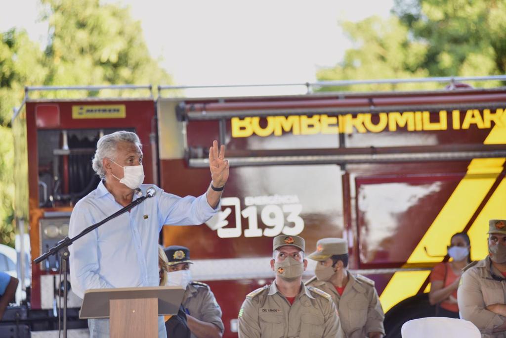 Governador entrega nova viatura e equipamentos ao Corpo de Bombeiros de Jaraguá
