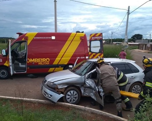 Bombeiros de Trindade fazem resgate de vítima presa às ferragens