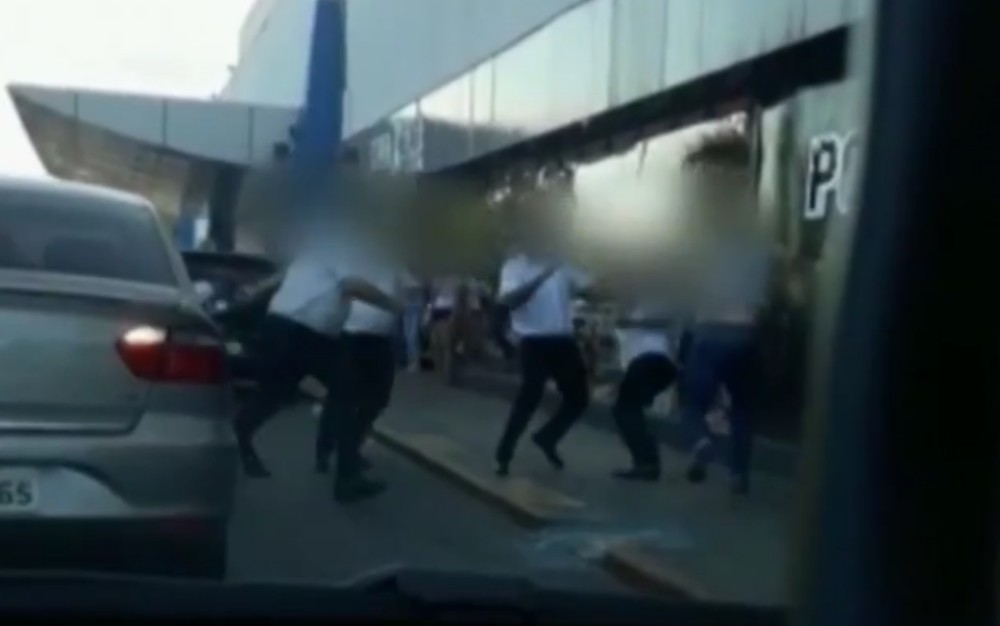 Taxistas agridem motorista de aplicativo na rodoviária de Goiânia
