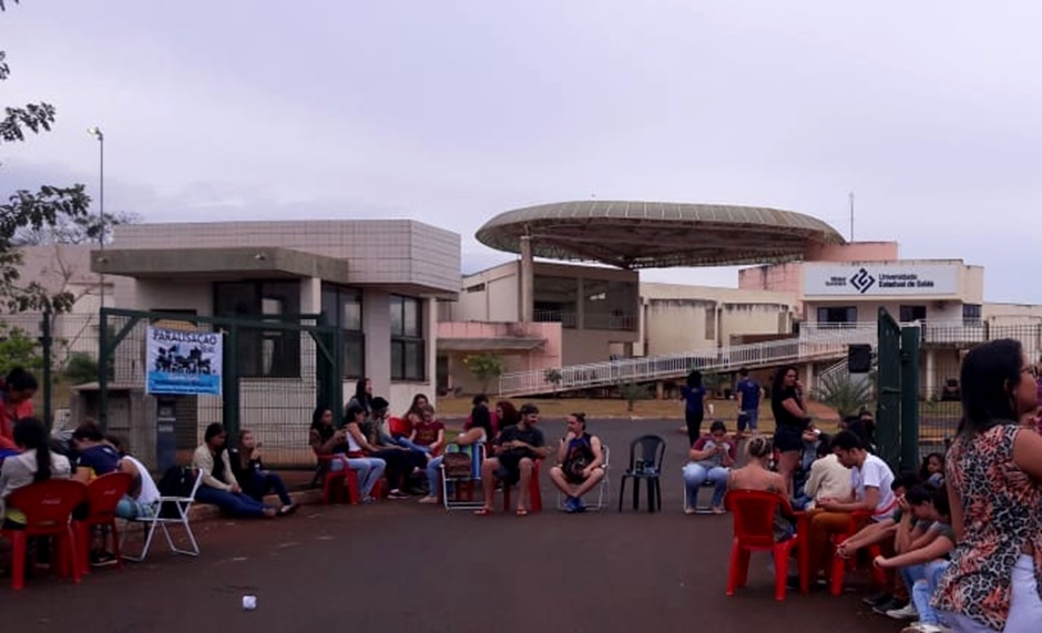 Alunos da UEG fazem manifestação para cobrar melhorias na infraestrutura do campus