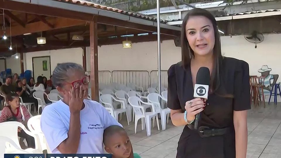 Ao vivo, idosa chora ao relatar que passa fome e leva repórter da Globo às lágrimas; assista