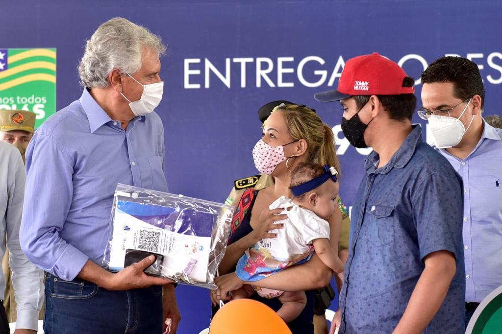 Governador entrega mais 916 residências para moradores de Goiânia