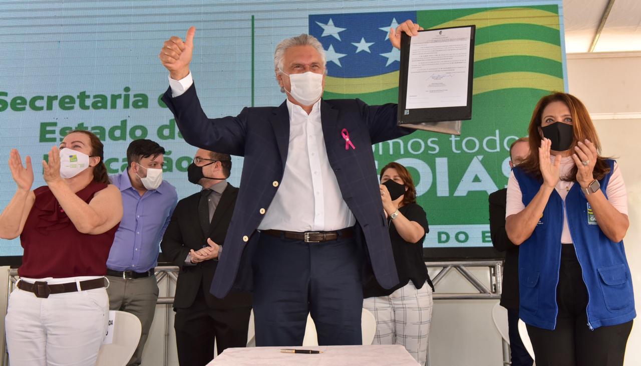 Bônus de R$ 92 milhões aos servidores da Educação  já está na folha de dezembro do Governo de Goiás