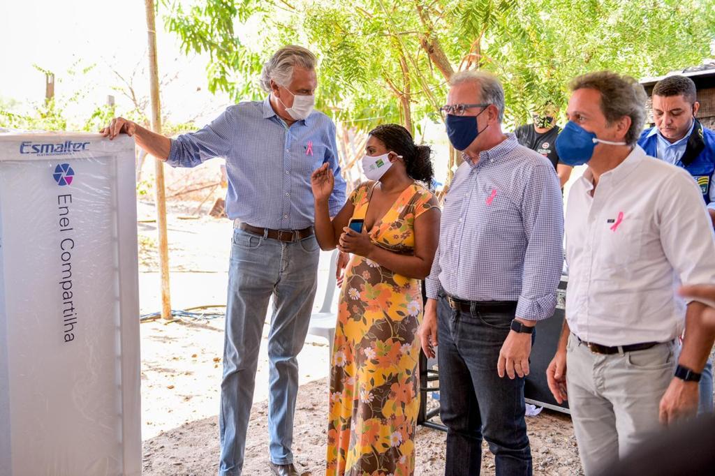 “Choramos porque acabou a vida de vela; agora temos água gelada”, diz beneficiada com obras de energização