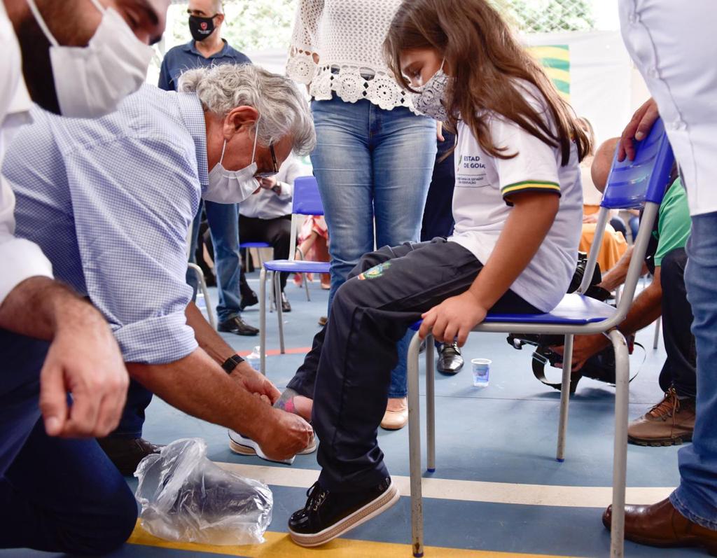 Caiado entrega tênis esportivos para estudantes da rede pública estadual