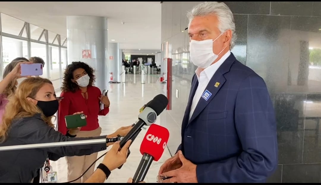 Caiado critica “corrida maluca” e uso político da vacina contra covid-19