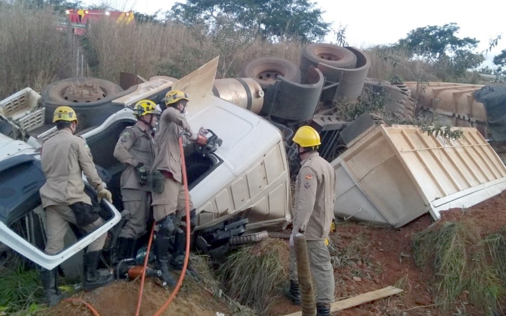 Acidente envolvendo carro e carreta mata dois na BR-070, em Cocalzinho de Goiás