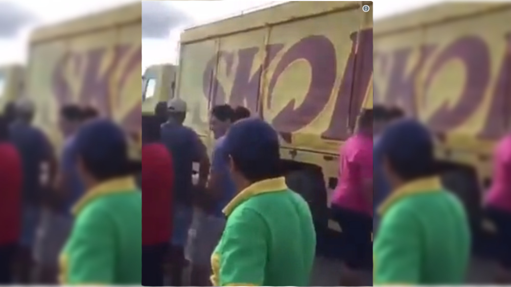 Caminhoneiros em greve liberam passagem de caminhão carregado de cerveja, mostra vídeo