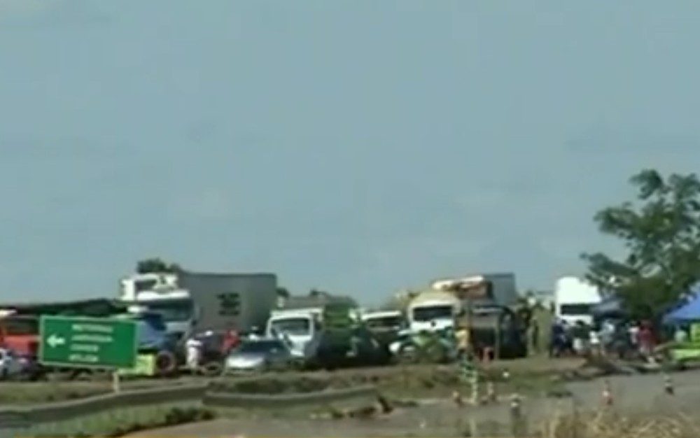 Caminhoneiros mantêm bloqueios em rodovias de Goiás pelo 7º dia seguido