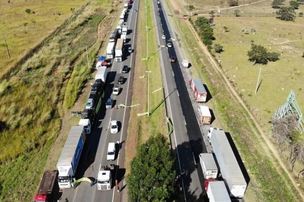 Caminhoneiros ameaçam entrar de greve em julho