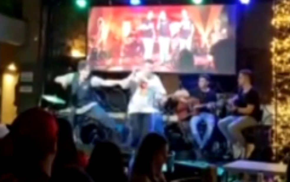 Cantor diz ser agredido por torcedor durante show em Goiânia