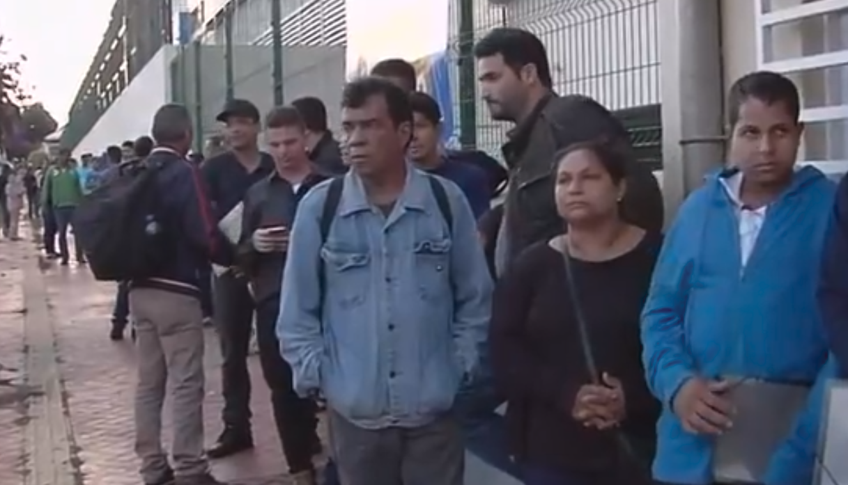 Com mais de 2 mil vagas de trabalho, feirão do emprego provoca fila quilométrica em Goiás