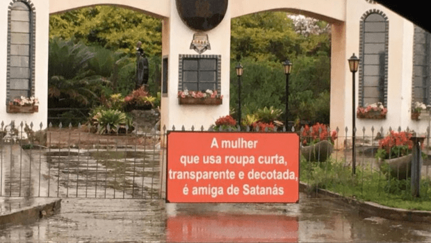 "Bebida acloólica é urina do capeta": placas em distrito de Anápolis causam polêmica
