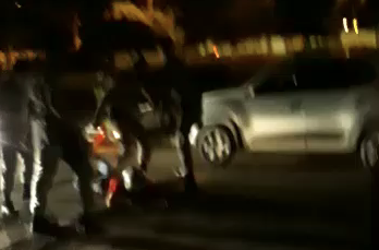 Jovem baleado após perseguição é agredido por PMs