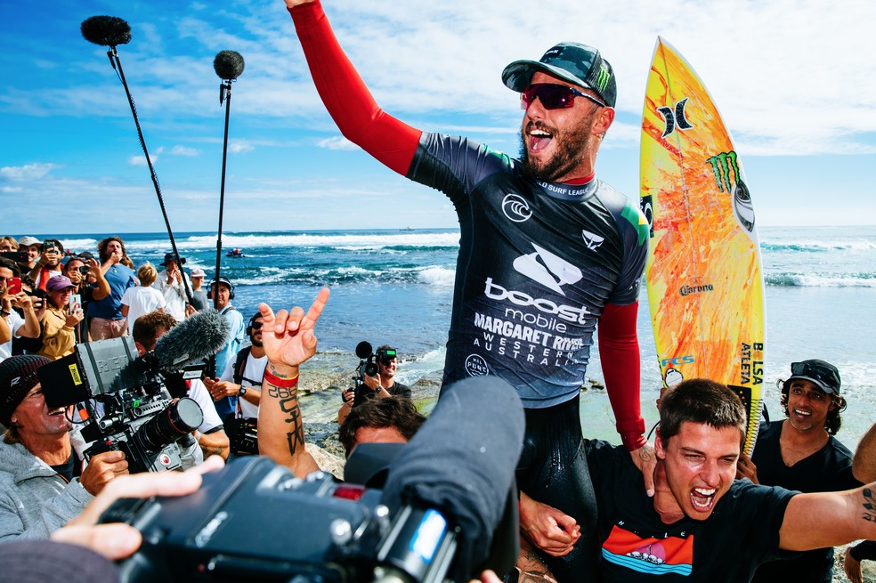 Brasil faz dobradinha em etapa do surfe com Filipe Toledo e Tatiana Weston-Webb