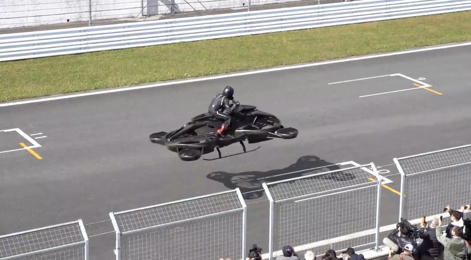 Moto voadora é exibida em circuito no Japão