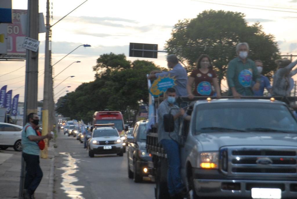 Caiado participa de grande carreata com Márcia Caldas em Aparecida de Goiânia