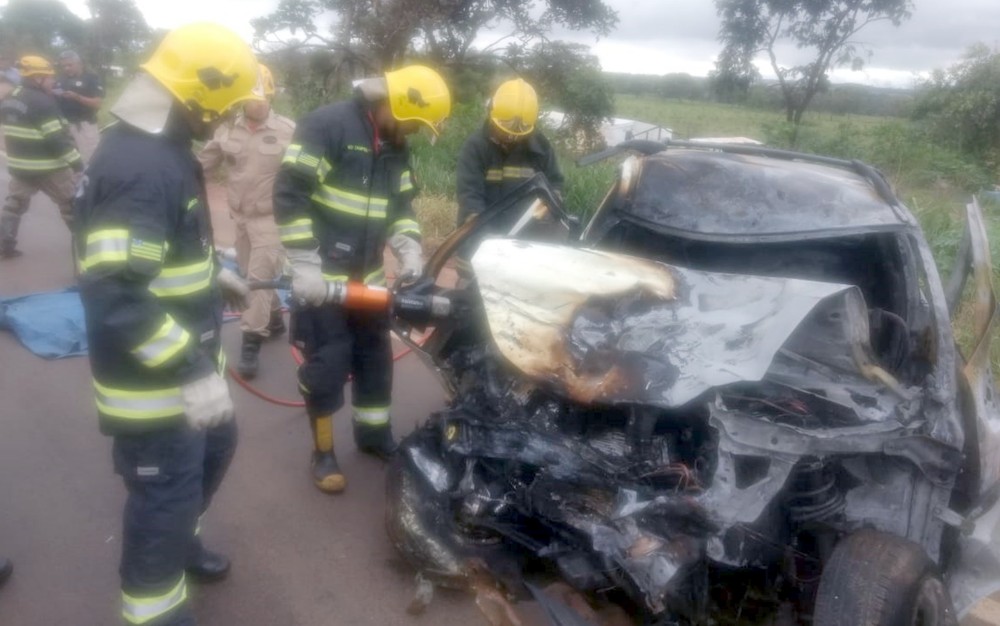 Motorista morre carbonizado após acidente na BR-364, em Mineiros
