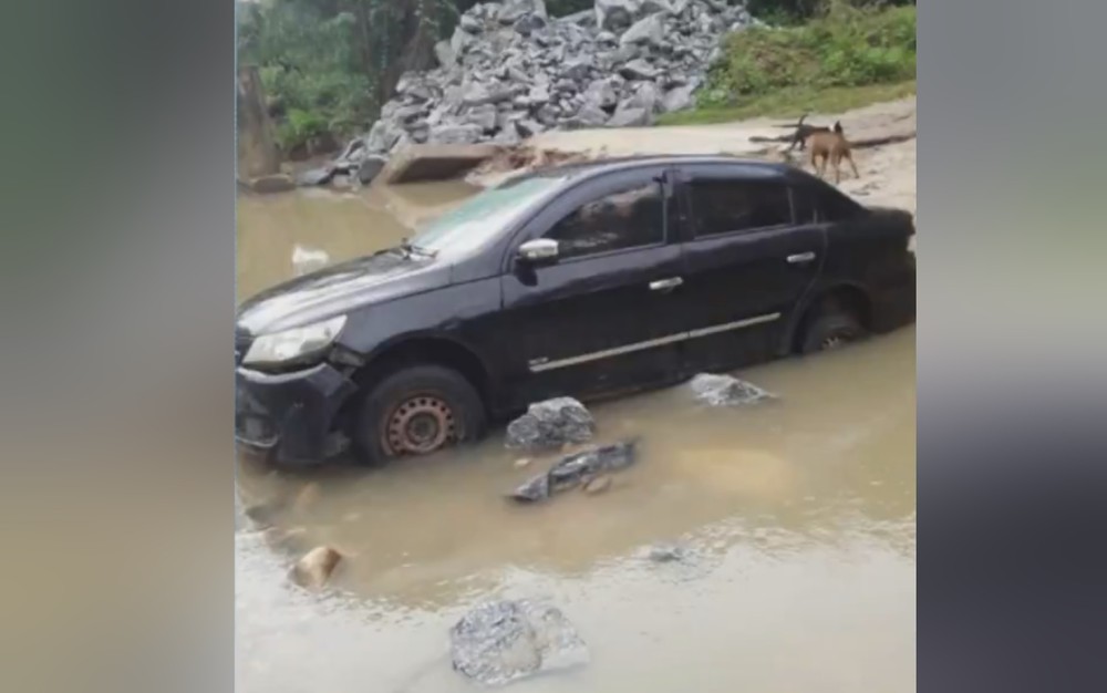Casal é encontrado morto em carro dentro de córrego
