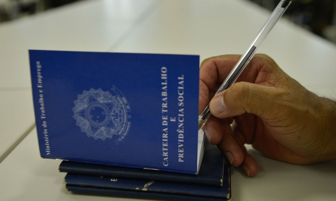 Brasil abre 401.639 vagas de emprego a mais em fevereiro