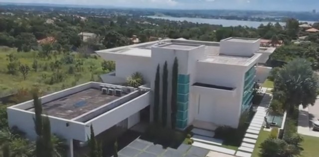Flávio/mansão: Valente aciona CNJ contra tabelião que ocultou dados de escritura